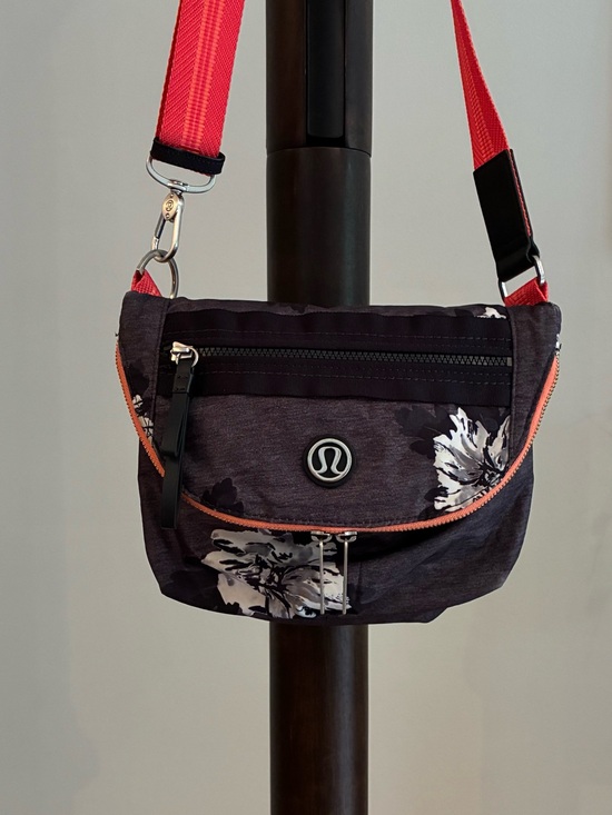 lululemon athletica Handbags - Lululemon Festive Rare Atomic Flower Print Crossbow With Pink Ajustable Strap